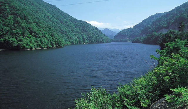 <strong>みなかみデサントスポーツタウンプロジェクト</strong>　みなかみ町 藤原湖