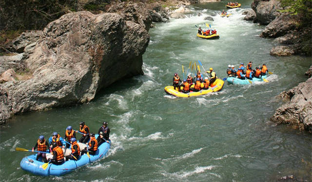<strong>みなかみデサントスポーツタウンプロジェクト</strong>　みなかみ町でのラフティング
