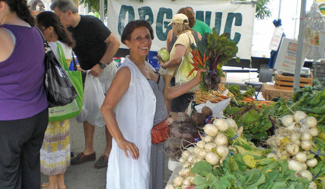 <strong>Munemi｜Munemi meet Rajaa Chbani</strong>　ジュースの食材を選ぶRajaa。NYC, Union Sq, greenmarketにて。