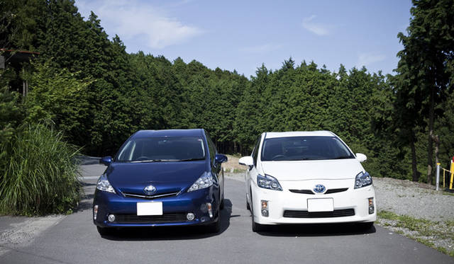 <strong>TOYOTA PRIUS｜トヨタ・プリウス</strong>　このアングルから見ると、とくにフロントマスクと車高の高さのちがいがよくわかる。車高は1,570mmもあるので、一般的な立体駐車場には入れることができないのが難点。