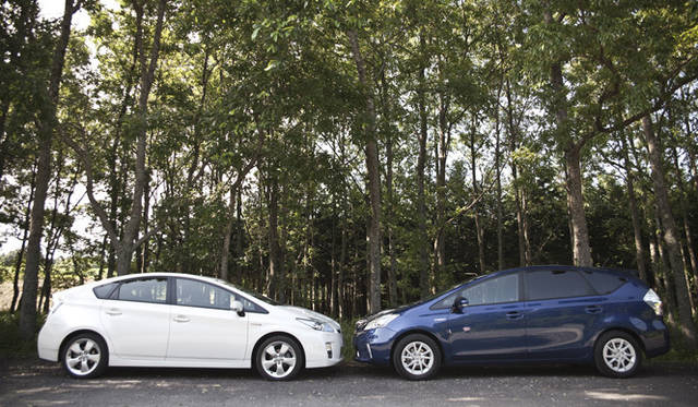 <strong>TOYOTA PRIUS｜トヨタ・プリウス</strong>　サイドビューは比較的似た造形となっている。とくにリアクォーターウィンドウ下のラインを斜め上にキックアップさせたデザインを採用したことで、「プリウスらしく」なっている。