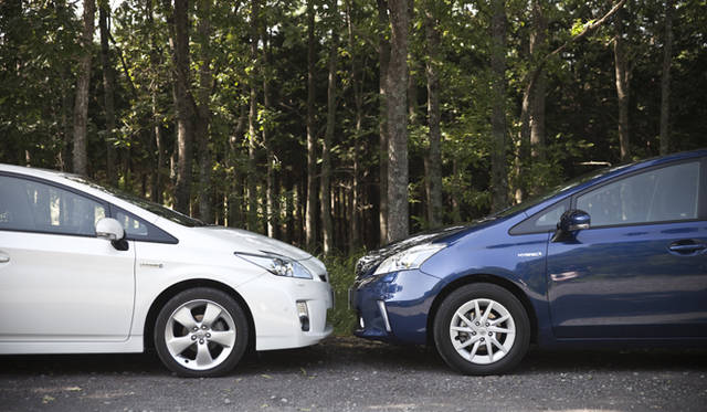 <strong>TOYOTA PRIUS｜トヨタ・プリウス</strong>　ヘッドライトやホイールの造形に違いがあるのはもちろん、ボンネットの高さも違うということがわかる。