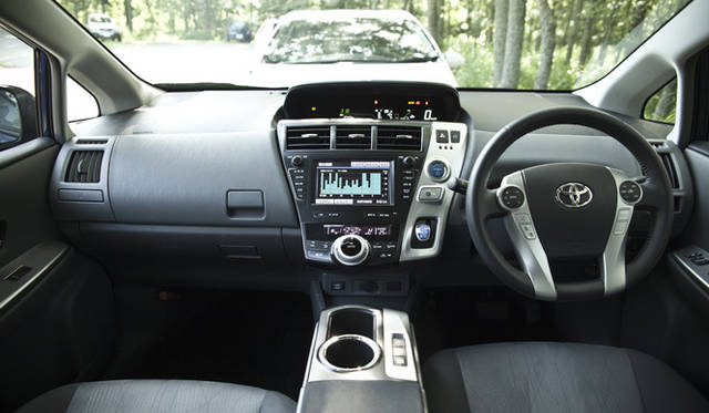 <strong>TOYOTA PRIUS｜トヨタ・プリウス</strong>　インパネについては、メーターに表示されていたエネルギーモニターがナビ画面に移ったため、従来のプリウスから乗り替えると戸惑うことになるかもしれない。