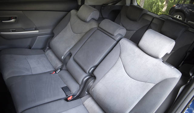 <strong>TOYOTA PRIUS｜トヨタ・プリウス</strong>　撮影に持ちだしたのは7人乗りモデルだったので、サードシートがあるが、大人が乗るにはちょっと厳しい。セカンドシートのヘッドクリアランスは格段に大きくなった。