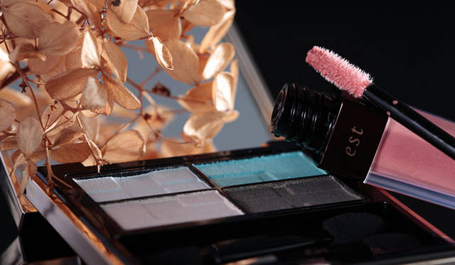 <strong>est｜エスト</strong>　＜アイシャドウ＞エスト エモーショナルマルティプル アイズ、＜口紅＞エスト アドバンスド リップス