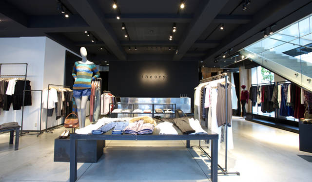 　1階は「Theory」「Theyskens’ Theory」のアイテムが揃う。