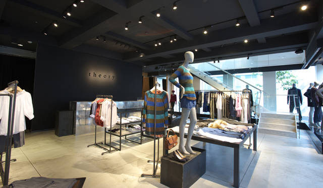 <strong>Theory｜セオリー</strong>　まだあたらしい匂いのする店内は、自然光が心地よい広々とした作り。