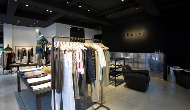 <strong>Theory｜セオリー</strong>　黒を基調としたシックな店内は、落ち着いてショッピングを楽しめそう。