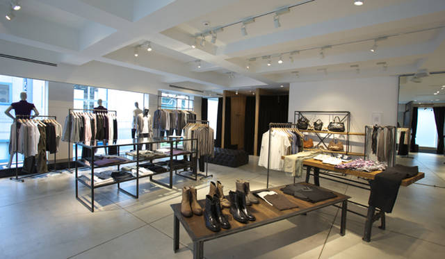 <strong>Theory｜セオリー</strong>　2階は「Theory Men」。彼と一緒にショッピングできるのもうれしいところ。