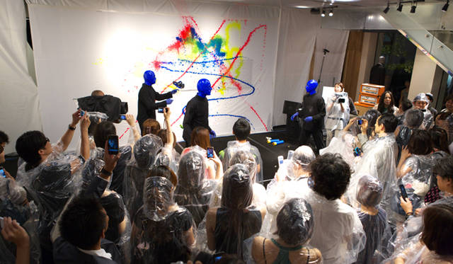 <strong>Theory｜セオリー</strong>　この日の目玉は、なんといってもブルーマンによるライブペイント！
