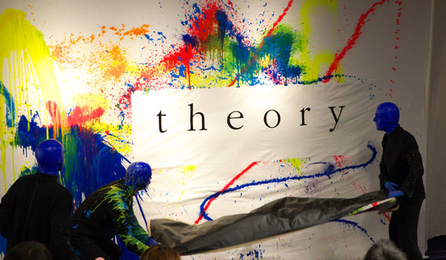 <strong>Theory｜セオリー</strong>　無秩序に塗られたペンキのなかからあらわれたのは、セオリーのブランドロゴ！