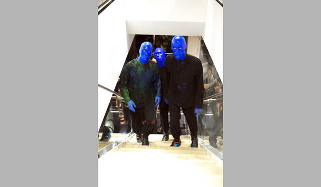 <strong>Theory｜セオリー</strong>　その後もブルーマンたちは店内を巡回。ゲストたちを見送った。