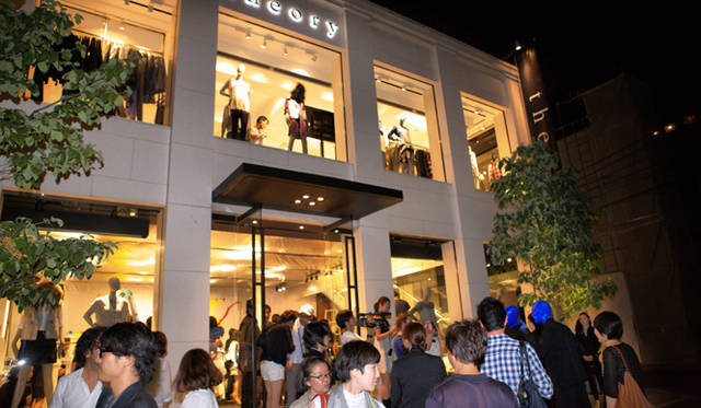 <strong>Theory｜セオリー</strong>　ゲストたちを見送るブルーマン。予期せぬスペシャルゲストの登場に、来場者たちは興奮冷めやらぬようすで店舗を後にした。