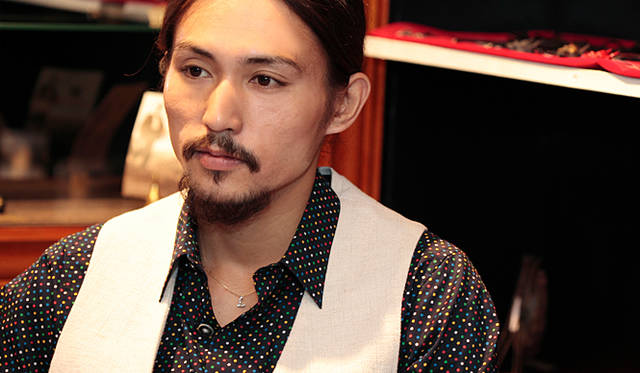 <strong>LITAMUSCA｜リタムスカ</strong>　「遊び心のあるデザインを、上質な素材を使って真剣に作りたい」と語る、デザイナーの染谷裕介氏。