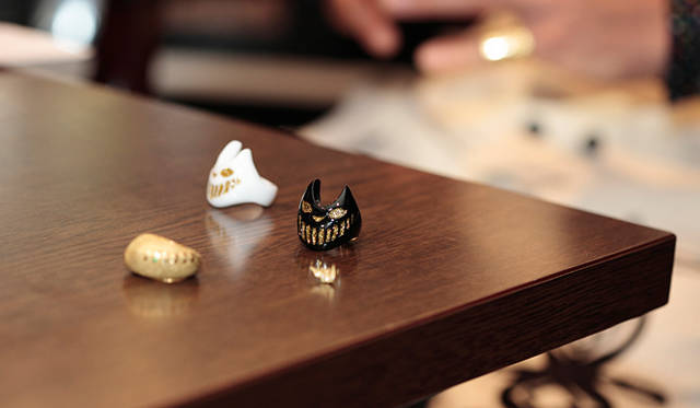 <strong>LITAMUSCA｜リタムスカ</strong>　「たとえば強面のおじさんが、ネコのリングのようなかわいいアイテムをしていたら、おもしろいじゃないですか（笑）。スキがある、というか、親しみが湧くというか」