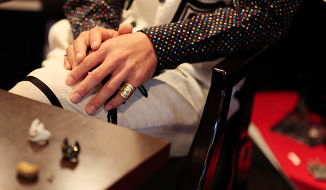 <strong>LITAMUSCA｜リタムスカ</strong>　この日染谷氏が着けていたリングは、イタリアから帰国して最初に作ったものだそうで、これだけは何度なくしても手もとに返ってくるのだとか。