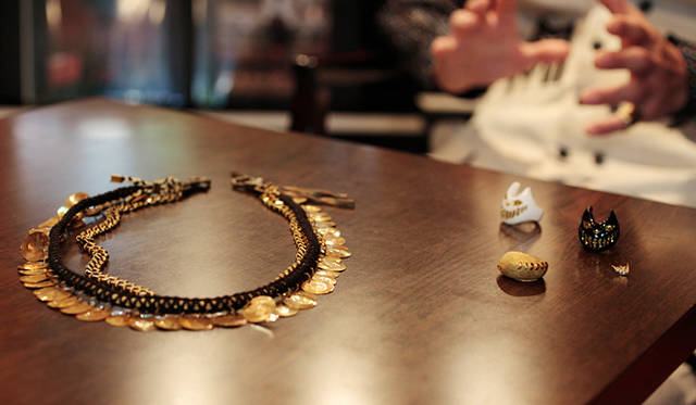 <strong>LITAMUSCA｜リタムスカ</strong>　見るひと、着けるひとの心をふと和ませる、ユニークで優しい表情のアイテムの数々から、染谷氏自身のおおらかで楽しいひと柄を感じさせる。