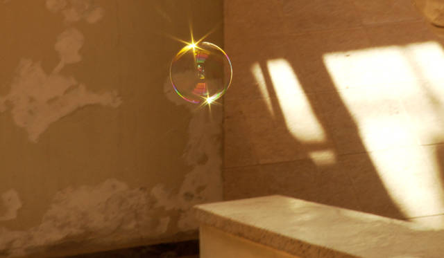 <strong>ヨコハマトリエンナーレ2011　OUR MAGIC HOUR－世界はどこまで知ることができるか？－</strong><br>Rivane NEUENSCHWANDER ≪O inquilino/ The Tenant≫ 2010<br>Made in collaboration with Cao Guimarães, Soundtrack: O Grivo<br>Courtesy Galeria Fortes Vilaça, São Paulo; Stephen Friedman Gallery, London and Tanya Bonakdar Gallery, NY.