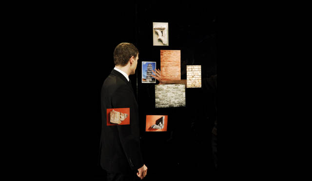 <strong>ヨコハマトリエンナーレ2011　OUR MAGIC HOUR－世界はどこまで知ることができるか？－</strong><br>Aurélien FROMENT≪Théâtre de poche≫ 2007<br>Production still, photo : Aurélien Mole<br>Courtesy the artist and Motive Gallery, Amsterdam