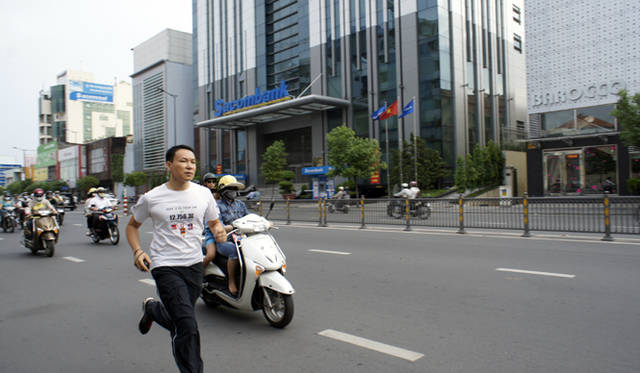 <strong>ヨコハマトリエンナーレ2011　OUR MAGIC HOUR－世界はどこまで知ることができるか？－</strong><br>Jun NGUYEN-HATSUSHIBA ≪Breathing is Free: JAPAN, Hopes & Recovery≫ 2011<br>Photo: Nguyen Tuan Dat / Nguyen Ton Hung Truong<br>Courtesy the artist and Mizuma Art Gallery