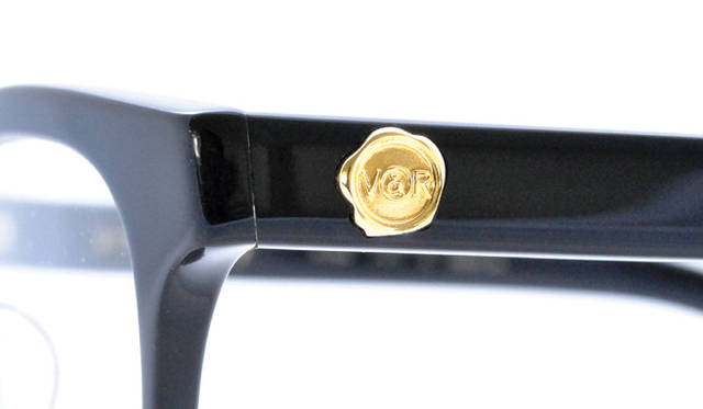 <strong>VIKTOR ＆ ROLF│ヴィクター＆ロルフ</strong>　「K18 SOLID GOLD LIMITED EDITION（K18 ソリッドゴールド リミテッドエディション）」高品質な18Kのブランドアイコン。素材はアセテート、日本製でつくりは巧緻。5万6700円