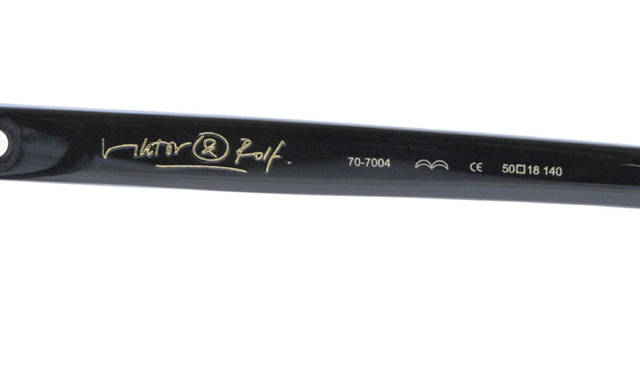 <strong>VIKTOR ＆ ROLF│ヴィクター＆ロルフ</strong>　「K18 SOLID GOLD LIMITED EDITION（K18 ソリッドゴールド リミテッドエディション）」デザイナーのサインも刻まれる。5万6700円