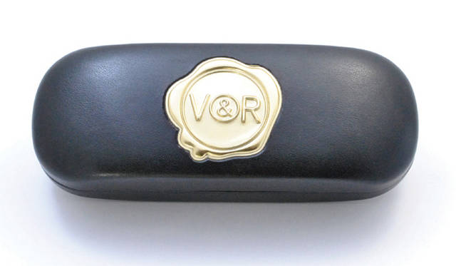 <strong>VIKTOR ＆ ROLF│ヴィクター＆ロルフ</strong>　「K18 SOLID GOLD LIMITED EDITION（K18 ソリッドゴールド リミテッドエディション）」金色のアイコンがアクセントになった特別仕様のケース。