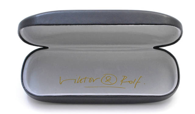 <strong>VIKTOR ＆ ROLF│ヴィクター＆ロルフ</strong>　「K18 SOLID GOLD LIMITED EDITION（K18 ソリッドゴールド リミテッドエディション）」金色のアイコンがアクセントになった特別仕様のケース。