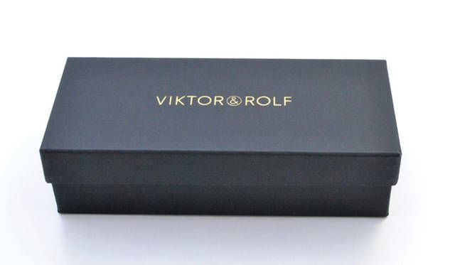 <strong>VIKTOR ＆ ROLF│ヴィクター＆ロルフ</strong>　「K18 SOLID GOLD LIMITED EDITION（K18 ソリッドゴールド リミテッドエディション）」専用の化粧箱に収められる。