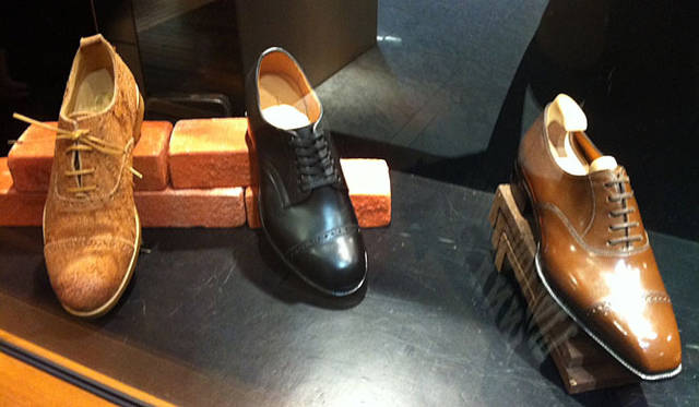 <strong>伊勢丹</strong>　「ヒロシ ツボウチ」パターンオーダー会　左は「エイチ カツカワ」、中は「ヒロシ ツボウチ」、右は「ヨウヘイ フクダ」の靴で、左の革を使った、中のデザインの靴を、右の製法でつくることができるトリプルコラボレーション！