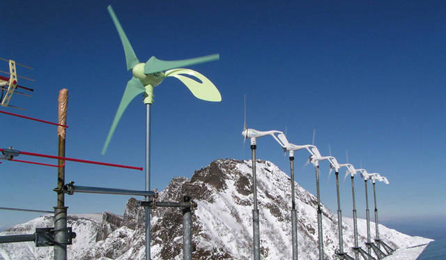 <strong>あたらしい時代づくりに取り組むひとと企業──ゼファー</strong>　八ヶ岳の赤岳天望荘に設置された、ゼファーの小型風力発電システム。
