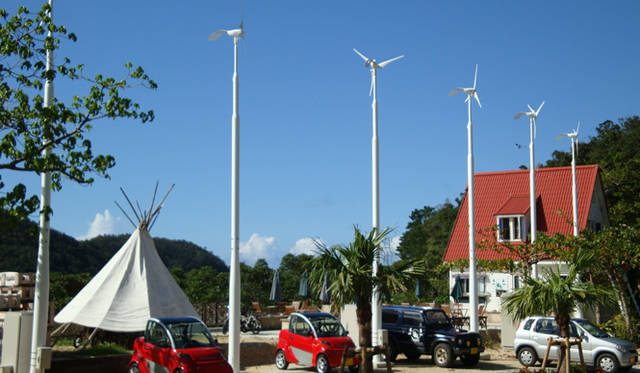 <strong>あたらしい時代づくりに取り組むひとと企業──ゼファー</strong>　小型なので設置場所を選ばない（西表島）。