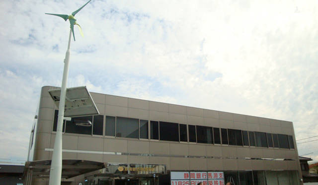 <strong>あたらしい時代づくりに取り組むひとと企業──ゼファー</strong>　企業が風力発電を導入する例も増えている（静岡銀行）。