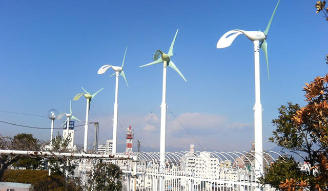 <strong>あたらしい時代づくりに取り組むひとと企業──ゼファー</strong>　風通しのよい建物の屋上は設置に最適（高崎高島屋）。