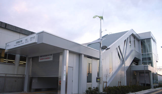 <strong>あたらしい時代づくりに取り組むひとと企業──ゼファー</strong>　街灯の電力を風力発電でまかなう例も。