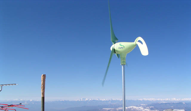 <strong>あたらしい時代づくりに取り組むひとと企業──ゼファー</strong>　八ヶ岳の赤岳天望荘に設置された。