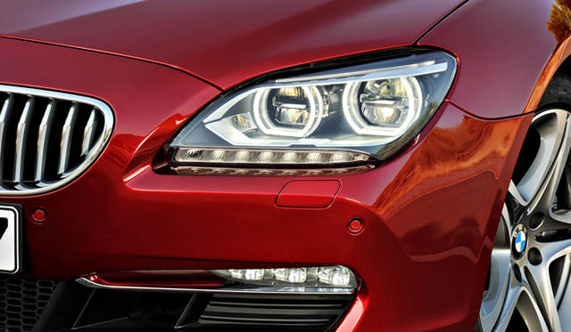 <strong>BMW 6 Series Coupe ｜ビー・エム・ダブリュー 6シリーズ クーペ</strong>　ヘッドライトにはじめてLEDを採用。コーナリング・ライト、フロント・ターン・インジケータなどにもLEDが用いられている。