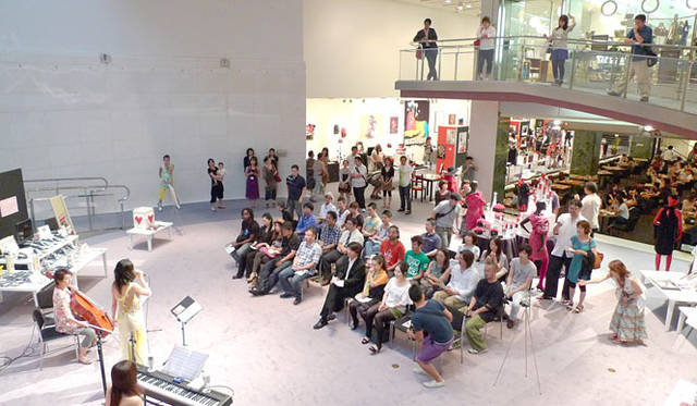 <strong>チャリティアート展「ROSES.」</strong>　過去の「ROSES.」の会場のようす