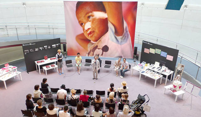 <strong>チャリティアート展「ROSES.」</strong>　過去の「ROSES.」の会場のようす