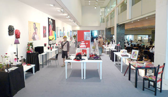 <strong>チャリティアート展「ROSES.」</strong>　過去の「ROSES.」の会場のようす