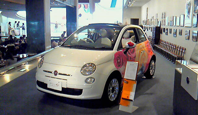 <strong>チャリティアート展「ROSES.」</strong>　過去の「ROSES.」の会場のようす