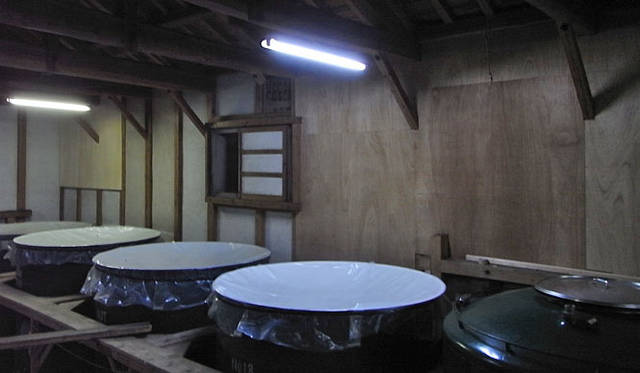 <strong>和醸和楽｜国権酒造</strong>　仕込み蔵の土壁。余震が怖いので、応急措置で板を貼っています。