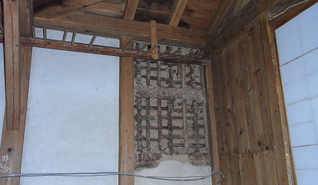 <strong>和醸和楽｜国権酒造</strong>　土壁が崩れたようすです。これはほんの一部ですが……。