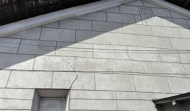 <strong>和醸和楽｜国権酒造</strong>　外壁もひびが入って、地震のときはパタパタいってしました。