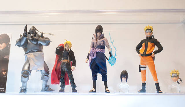 <strong>MEDICOM TOY｜メディコム・トイ</strong>　右から、「NARUTO-ナルト-疾風伝」「鋼の錬金術師」