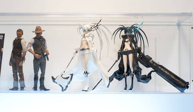 <strong>MEDICOM TOY｜メディコム・トイ</strong>　右から、「ブラックロックシューター」「COWBOY&ALIENS」