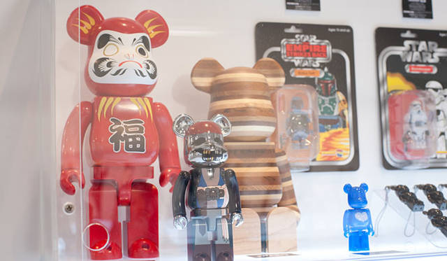 <strong>MEDICOM TOY｜メディコム・トイ</strong>　左から、「達磨 BE@RBRICK 400％」、「超合金 BE@RBRICK Pirates of the Caribbean」、「400％ カリモク BE@RBRICK HORIZON」、「BE@RBRICK AZUR」