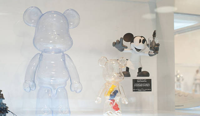<strong>MEDICOM TOY｜メディコム・トイ</strong>　左から、「でかくまぶりっく」、「くまぶりっく」、「VCD MICKEY MOUSE（The Worm Turnsより） B/W Ver.」