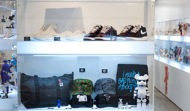 <strong>MEDICOM TOY｜メディコム・トイ</strong>　上段は、NIKE、CONVERSE。下段は、ROOTOTE、New ERA、STUSSYとの新作