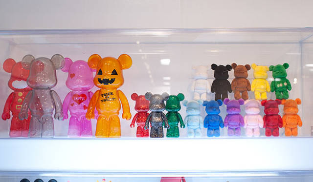 <strong>MEDICOM TOY｜メディコム・トイ</strong>　左から、「でかくまぶりっく」、「くまぶりっく」、「おたよりくまぶりっく」